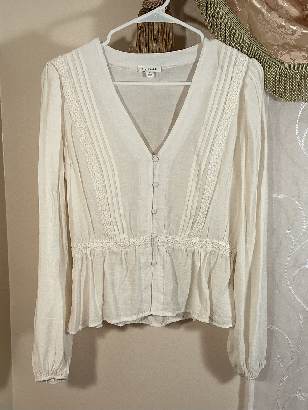 Blu Pepper Cream V-Neck Peplum Blouse Embroidered Botton Front Sz L Rayon Blend